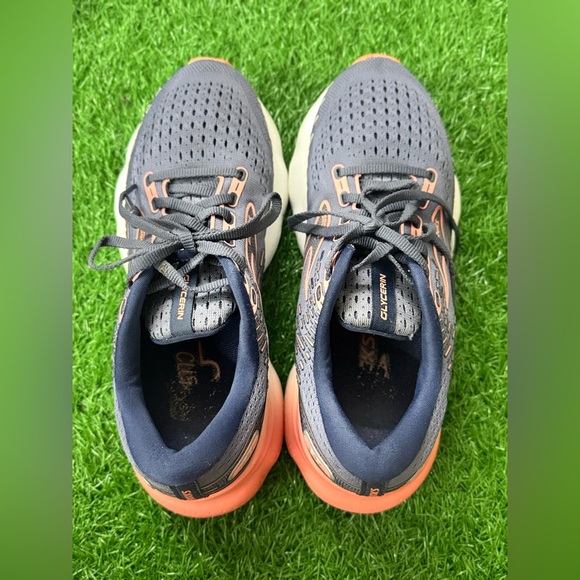 Brooks Women display picture 1